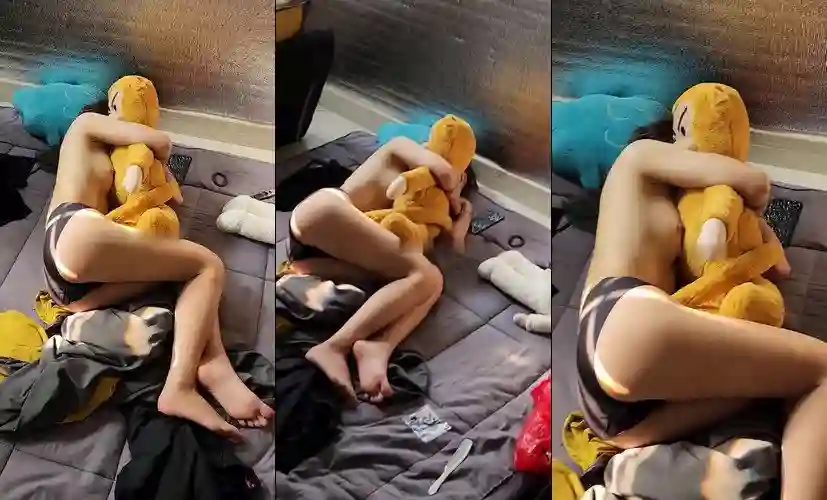 Bé sinh viên lột sạch đồ đi ngủ bị quay lén