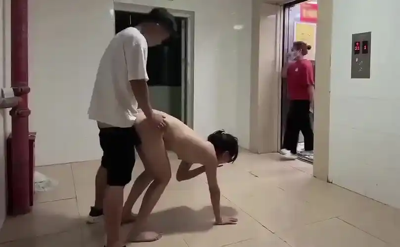 Đang chịch em ở sảnh thì chị hàng xóm thấy đi gấp