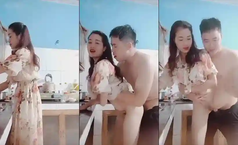 Em đang nấu ăn anh tốc váy lên chịch