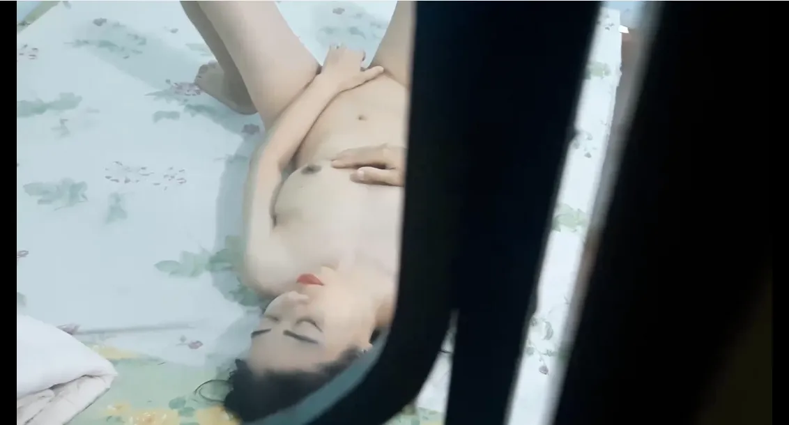 Lén quay em hàng xóm thủ dâm quên đó cửa